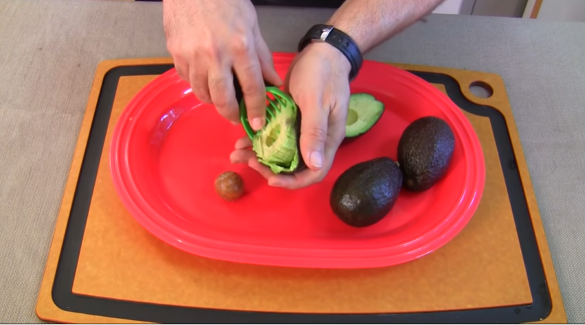 How to use an avocado slicer?